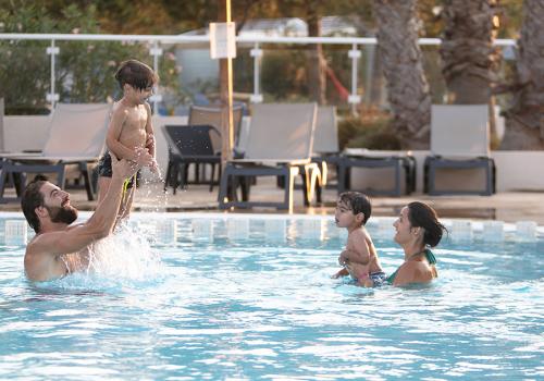 Famille dans la piscine du camping Marisol