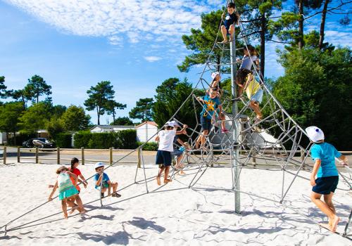 Pyramide de corde Club Enfants camping Les Embruns