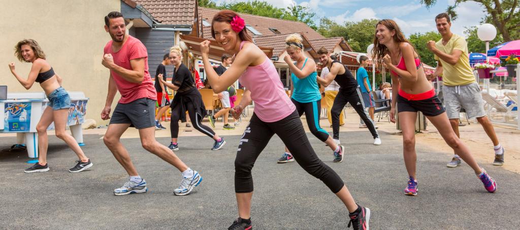 Cours de fitness aérobic au camping Les Pierres Couchées