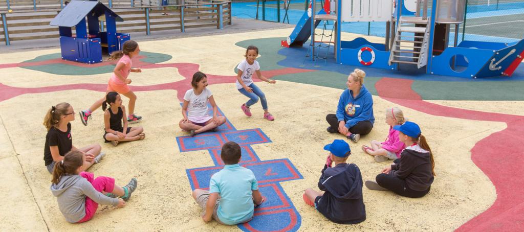 Marelle à l'air de jeux au camping Les Pierres Couchées